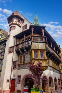 Colmar 'da süslü balkonu ve ortaçağ mimarisi olan renkli tarihi kereste evi..