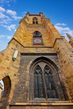 Colmar 'daki Eglise Saint Martin Gotik Kilisesi ayrıntılı taş cephe ve ortaçağ mimari tarzını gösteriyor..