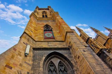 Colmar 'daki Eglise Saint Martin Gotik Kilisesi ayrıntılı taş cephe ve ortaçağ mimari tarzını gösteriyor..