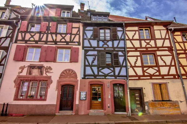 Colmar 'da sakin bir caddede uzanan tarihi renkli kereste evleri..