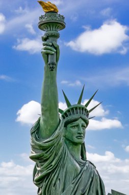 Fransa 'nın Colmar kentindeki mavi gökyüzünün altındaki yeşil parkta duran ünlü Bartholdi anıtı kopyası.