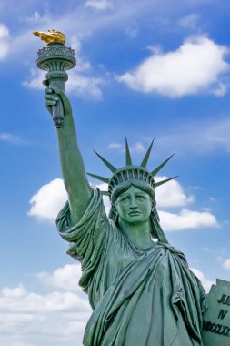 Fransa 'nın Colmar kentindeki mavi gökyüzünün altındaki yeşil parkta duran ünlü Bartholdi anıtı kopyası.