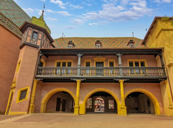 Colmar 'ın tarihi merkezinde kemer ve balkonlu Antik Douane avlusu cephesi.