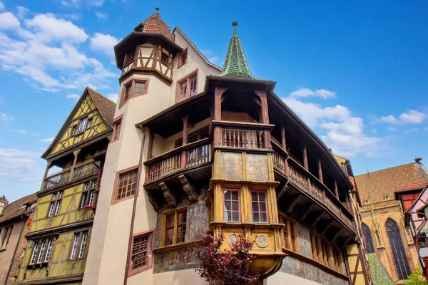 Ünlü Rönesans Maison Pfister 'ı, Colmar caddesinin tarihi köşesine hükmeden boyalı cephe ve ahşap balkonu..