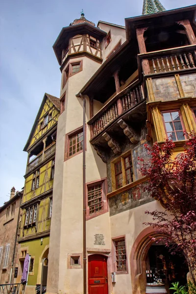 Ünlü Rönesans Maison Pfister 'ı, Colmar caddesinin tarihi köşesine hükmeden boyalı cephe ve ahşap balkonu..