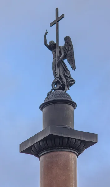Ангел с крестом, статуя в Санкт-Петербурге, Россия — стоковое фото