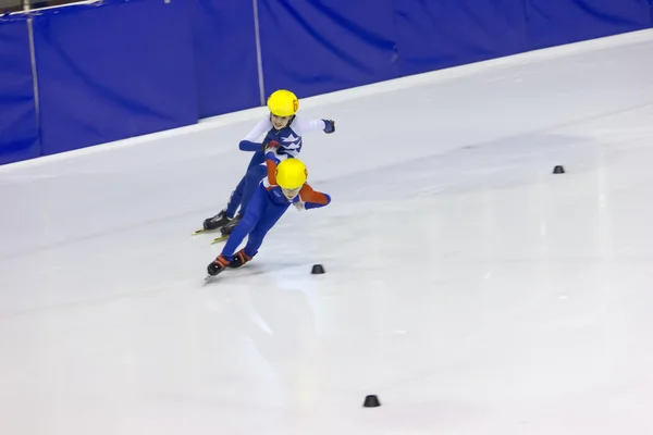 Niet-geïdentificeerde schaatser op de Junior shorttrack schaatsen kampioenschap - Servië open, 06 December 2015. — Stockfoto