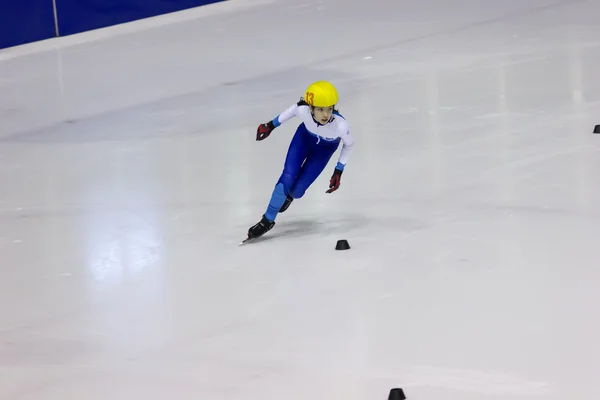 Patinador de velocidad no identificado en el campeonato de patinaje de velocidad de pista corta junior - Serbia abierto, 06 de diciembre 2015 . —  Fotos de Stock