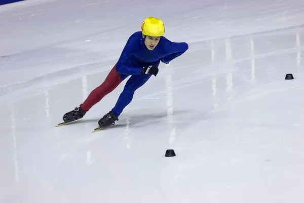 Unidentified speed skater on the Junior short track speed skating championship - Serbia open, December 06, 2015. — Stock Photo, Image