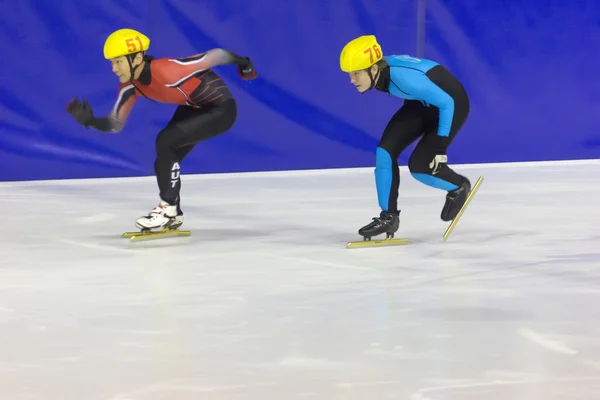 Pattinatore di velocità non identificato nel campionato Junior di pattinaggio di velocità su pista corta - Serbia aperto, 06 dicembre 2015 . — Foto Stock