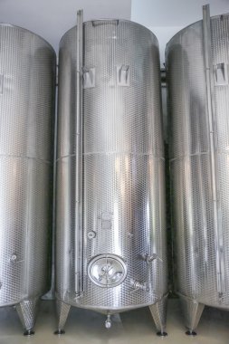 Şarap fabrikasında gümüş varil