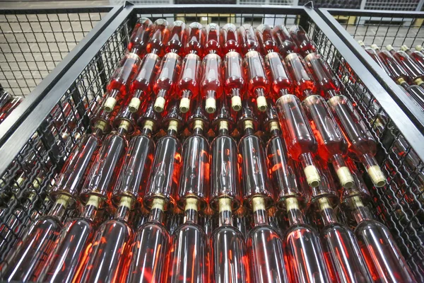 Bottiglie di vino rosato ordinate — Foto Stock