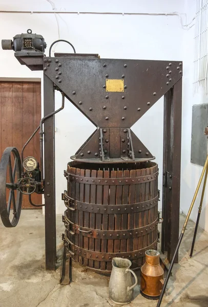 Barriles de vino viejos en una bodega — Foto de Stock