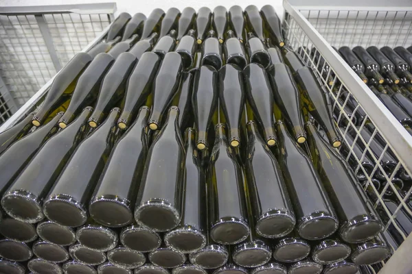 Сортовані пляшки червоного вина — стокове фото