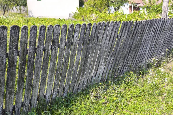 Stary wiejski drewniany płot — Zdjęcie stockowe