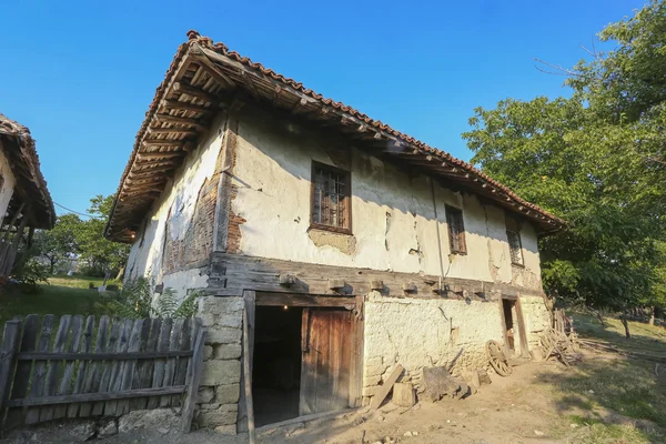 Antigua casa en Serbia — Foto de Stock