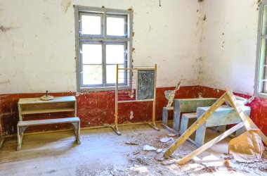 eski terk edilmiş okul