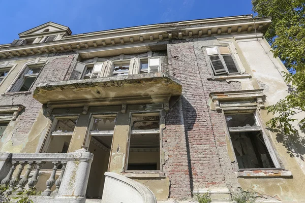 Velha vila abandonada — Fotografia de Stock