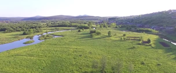 Fluss und Feld im Ural — Stockvideo