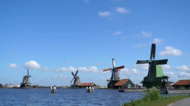 Hollanda, Zaanse Schans 'ta nehirden rüzgar değirmenleri geçiyor.