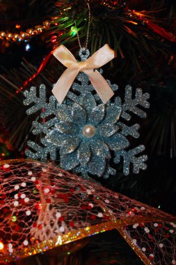 Noel süslemesi bir köknar ağacının dalında asılı duruyor. Noel ağacı oyuncağıyla Noel arkaplanı.