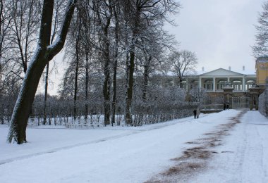 Puşkin, St. Petersburg, Rusya 'daki Tsarskoye Selo' daki Catherine Sarayı yakınlarındaki Cameron Galerisi 'nin görüntüsü.