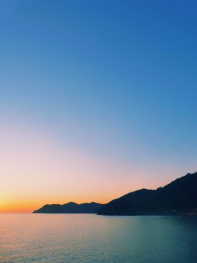 Kayalık sahilde renkli gün doğumu