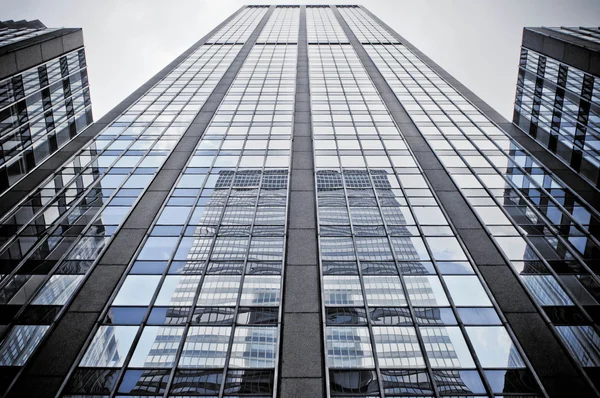 Looking up Manhattan Midtown skyscrapers, New York City — Stock Photo, Image