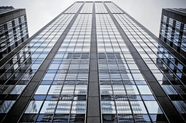 Olhando para cima arranha-céus Manhattan Midtown, Nova York Fotografias De Stock Royalty-Free