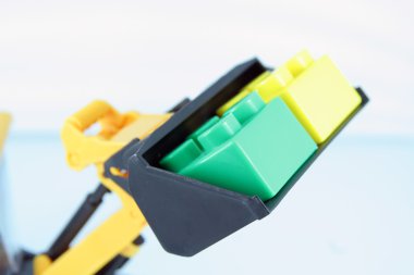 Buldozer oyuncak renkli küpler.