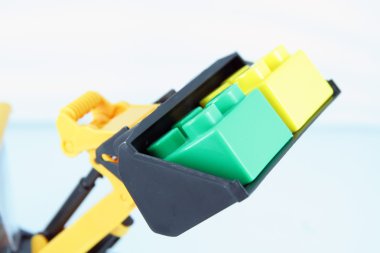 Buldozer oyuncak renkli küpler.
