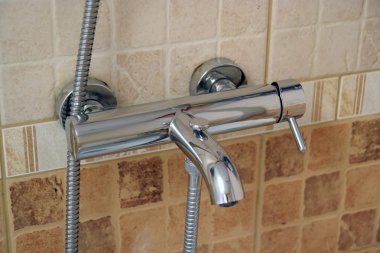 parlak banyo musluk