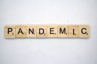 Pandemia kelimesi. Sözcük Pandemia Scrable harflerden oluşur.