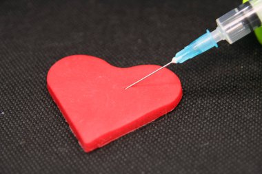 Tıbbi Şırınga ve Kalp. Kalp şeklinde bir nesne ve Tedavi