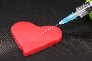 Tıbbi Şırınga ve Kalp. Kalp şeklinde bir nesne ve Tedavi