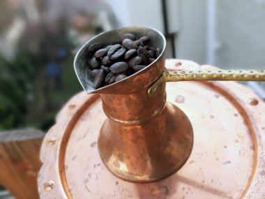 Antika kahve demliği. Eskitilmiş kahve çekirdekleri..