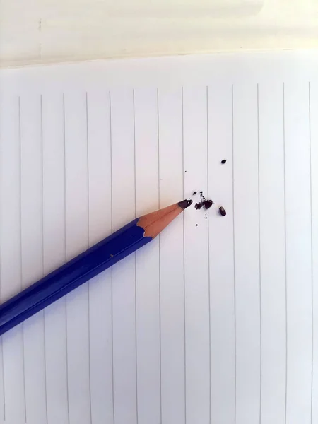 Złamany Grafitowy Ołówek Pisanie Połamanym Ołówkiem — Zdjęcie stockowe