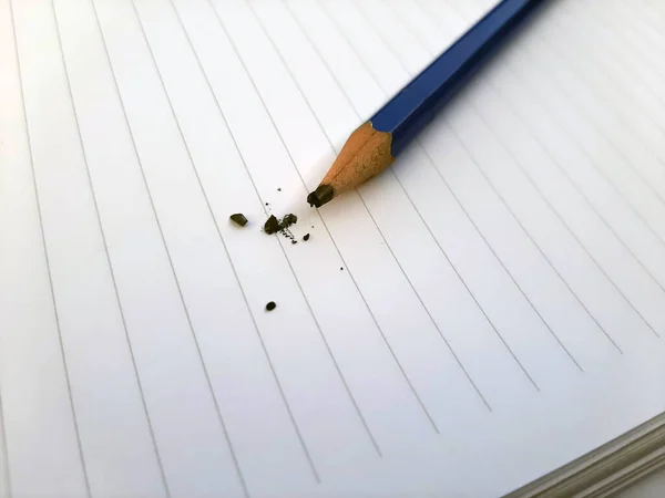 破碎的石墨铅笔 用破铅笔写作 — 图库照片