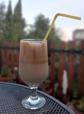 Buz gibi soğuk kahve. Bardakta buzlu kahve..