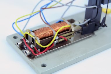 Elektrikli mıknatıs ve teller.