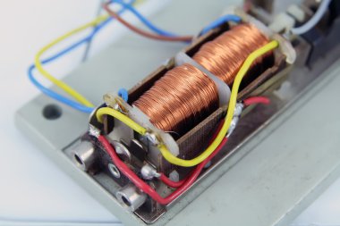 Elektromıknatıs. Küçük elektrikli mıknatıs.