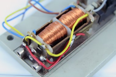 Elektromıknatıs. Küçük elektrikli mıknatıs.