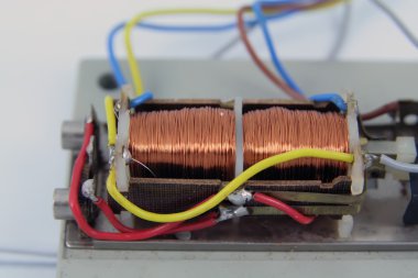 Elektromıknatıs. Küçük elektrikli mıknatıs.