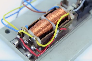 Elektromıknatıs. Küçük elektrikli mıknatıs.