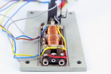 Elektromıknatıs. Küçük elektrikli mıknatıs.