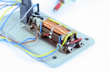 Elektromıknatıs. Küçük elektrikli mıknatıs.