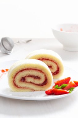 Bir dilim İsviçre sünger dürümü ve çilek reçeli