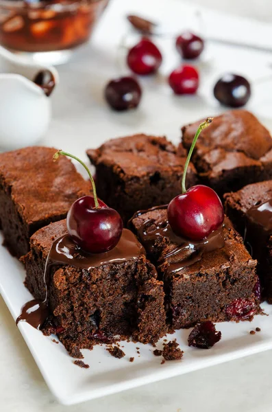 Stücke Frischen Brownie Mit Kirschen Und Schokoladenbelag Großaufnahme Auf Dem — Stockfoto