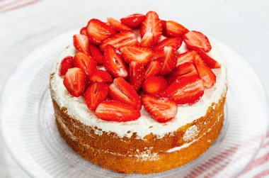 Krem şantili ve taze çilekli ev yapımı vanilyalı kek. Yatay çekim, yakın plan..