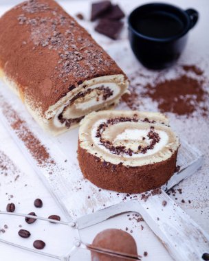 Tiramisu-ish Chiffon Swiss Roll . Chiffon Pasta Yuvarlaması.